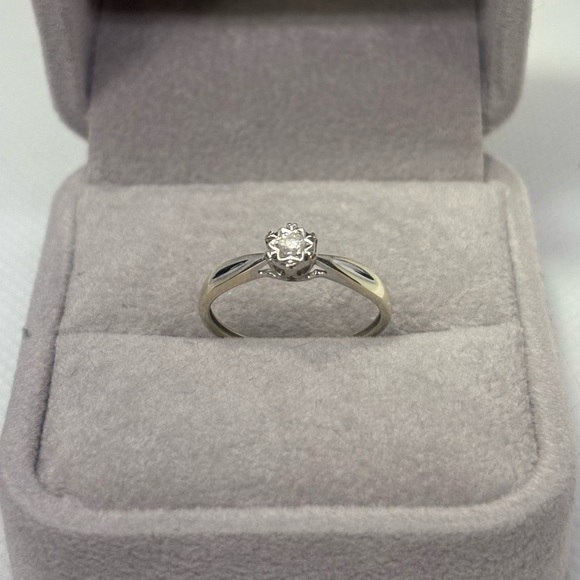 Jewelry - 9K White Gold Diamond Ring, size 5.75